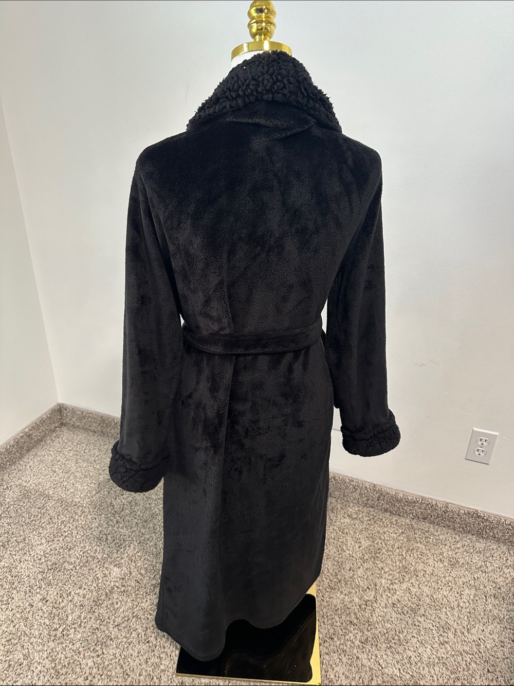 🍏 Secret Treasures Plush Robe - Picture 2 of 3
